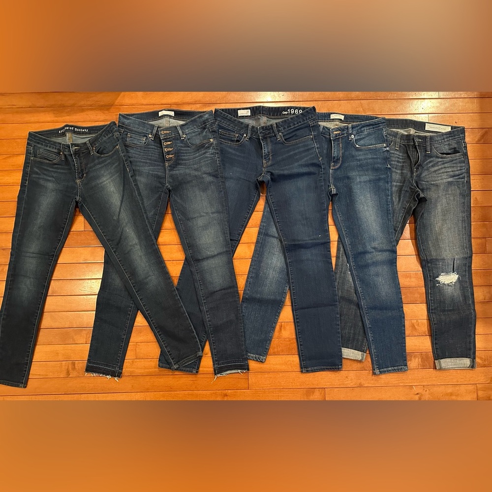 Jean bundle sizes 25-26
Straight leg or skinny